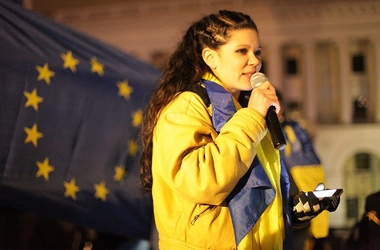 Співачка Руслана поклялася спалити себе на Євромайдані, якщо не відбудуться зміни Співачка Руслана поклялася спалити себе на Євромайдані, якщо не відбудуться зміни