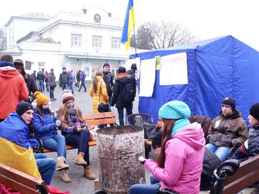Ужгородським мітингувальникам викладачі УжНУ читають лекції (ФОТО)