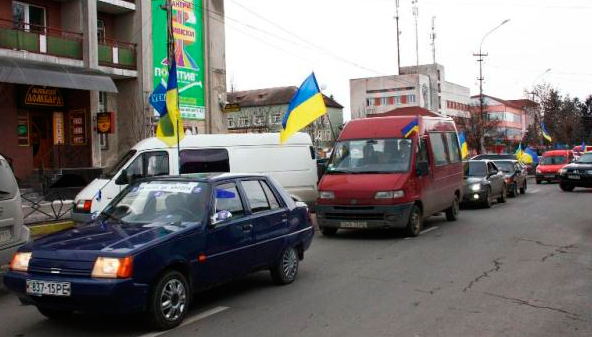 У Тячеві проходить автопробіг на підтримку Євромайдану У Тячеві проходить автопробіг на підтримку Євромайдану