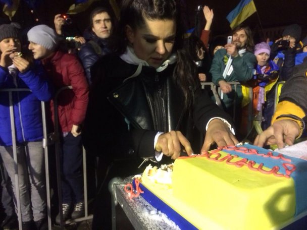 Співачка Руслана годувала євромайданівців солодким патріотичним тортом (ФОТОФАКТ)