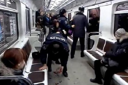 Провокації розпочались: "тітушки" влаштували бійку у вагоні метро