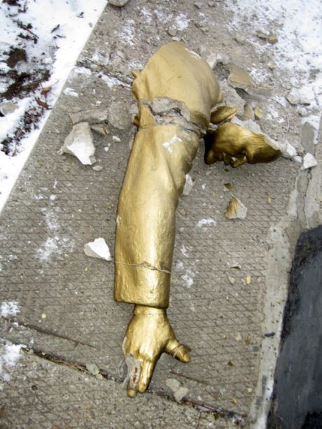 Ефект доміно: на Одещині вночі також зруйнували пам’ятник Леніну (ФОТО)
