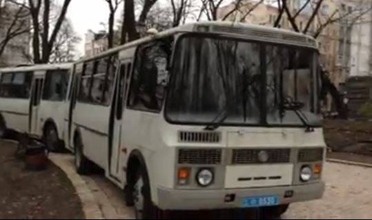 Частина автобусів спецпризначенців та внутрішніх військ прорватись крізь оточення людей і виїхати на Київ (ВІДЕО)