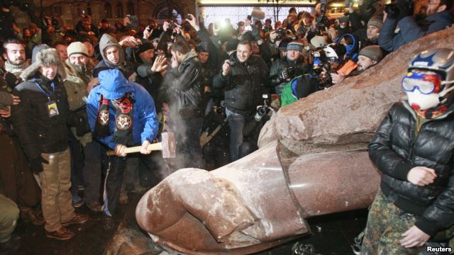 Міліція почала затримувати активістів за повалення пам’ятника Леніну і навіть тих, хто просто стояв поруч Міліція почала затримувати активістів за повалення пам’ятника Леніну і навіть тих, хто просто стояв поруч