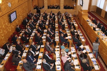 Закарпатці закликають депутатів обласної ради зібрати позачергову сесію протягом найближчих 48 годин