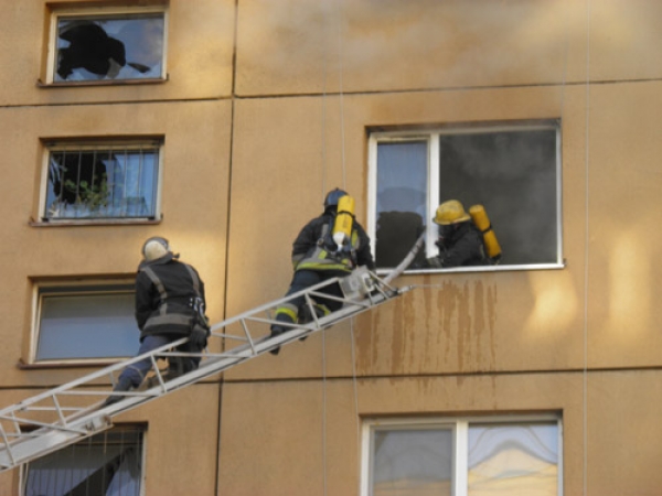 В Ужгороді герої-МНСники врятували із палаючої квартири маленького хлопчика та його батьків (ФОТО)