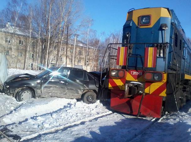 У Солотвині водій проігнорував вимогу знаку “Стоп” та виїхав на залізничну колію, де зіткнувся із тепловозом У Солотвині водій проігнорував вимогу знаку “Стоп” та виїхав на залізничну колію, де зіткнувся із тепловозом