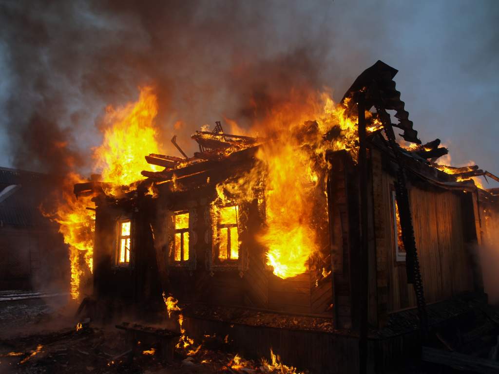 Намагаючись приборкати пожежу у власному будинку, загинув власник помешкання