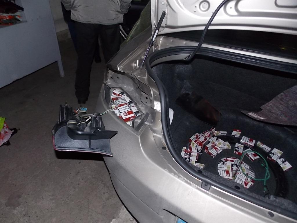 Прикордонники Мукачівського загону затримали одразу два автомобілі із прихованими у них сигаретами