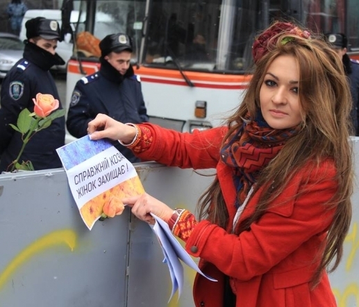 Незвичайна історія кохання: “беркутівець” запропонував євроактивістці вийти за нього заміж (ФОТОФАКТ) Незвичайна історія кохання: “беркутівець” запропонував євроактивістці вийти за нього заміж (ФОТОФАКТ)
