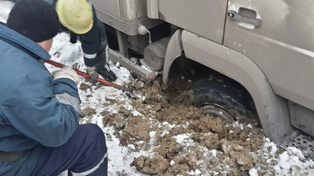 У Мукачеві МНСники витягали вантажівку, яка застрягла через просідання грунту (ФОТОФАКТ)