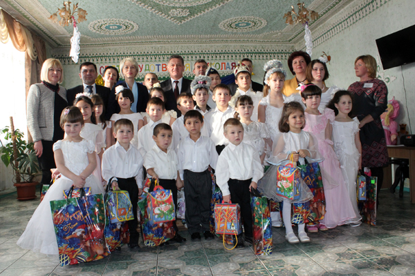 Олександр Ледида привітав зі святом Святого Миколая вихованців двох закладів на Свалявщині