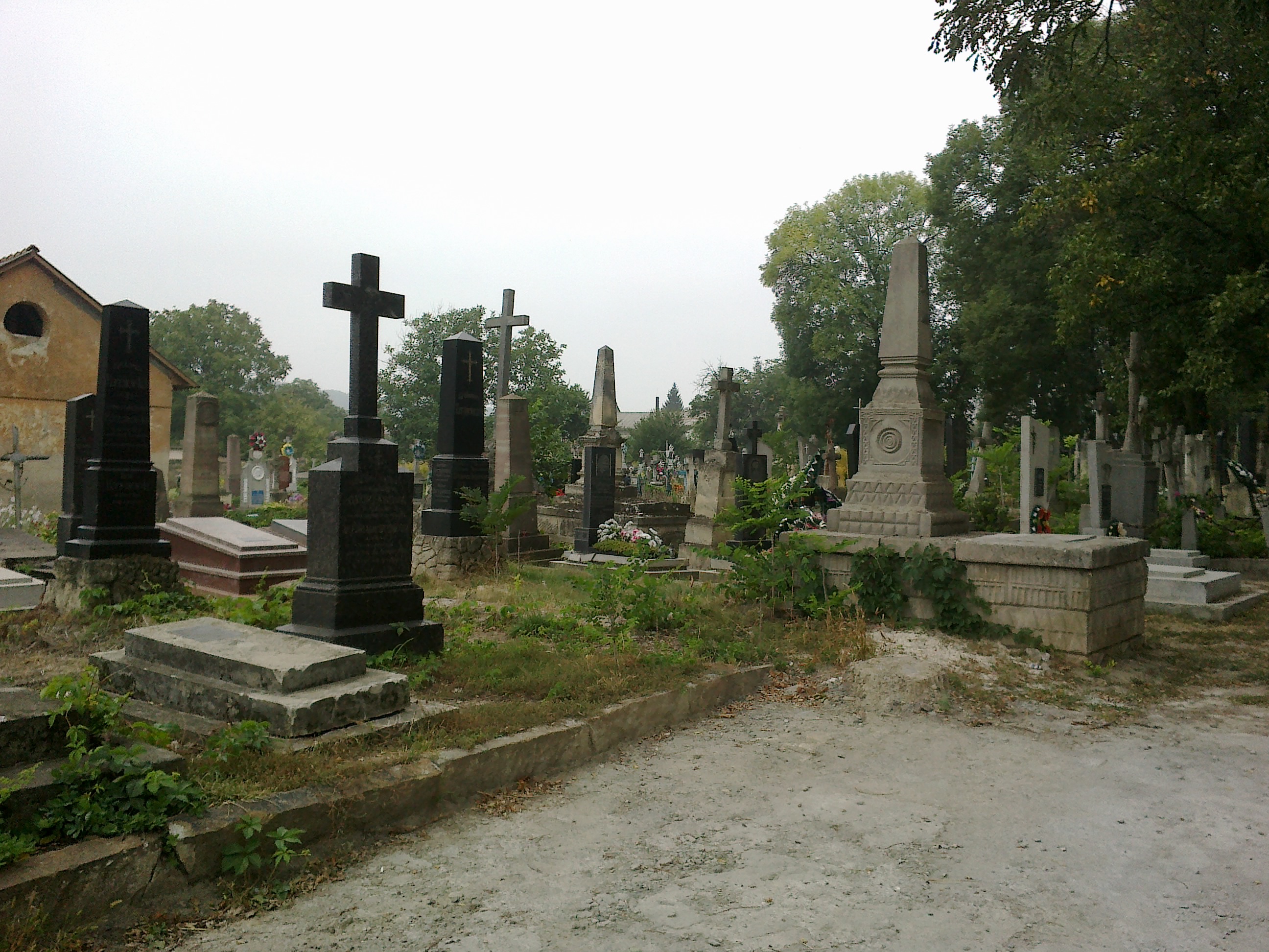 На цвинтарі в селищі Середнє знайшли тіло росіянина