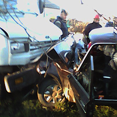 Виноградівські рятувальники вирізали двох чоловіків з понівеченої автівки (ФОТО)