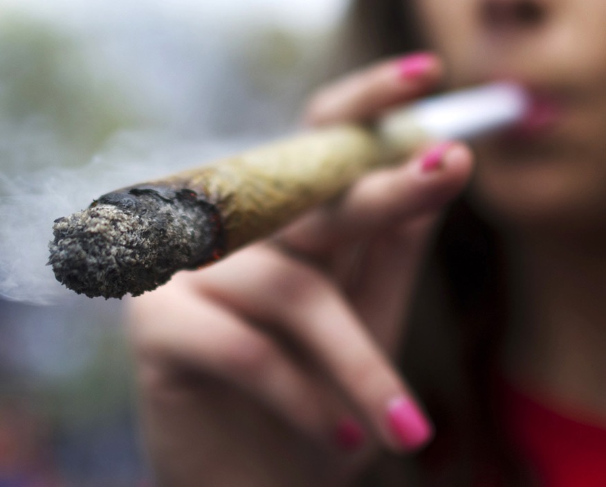 В одному із парків Мукачева міліція затримала 18-річну дівчину, яка купувала марихуану