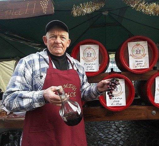 Подарунок від мера Мукачева за найкраще вино отримає Іван Урста Подарунок від мера Мукачева за найкраще вино отримає Іван Урста