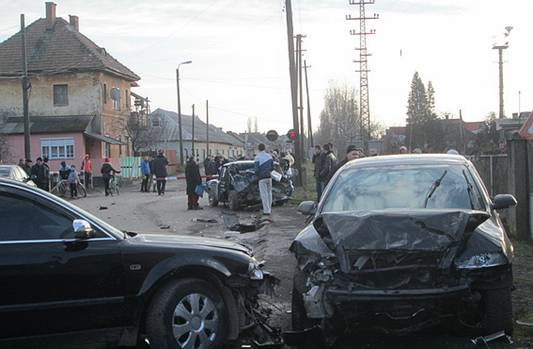 У Виноградові дівчина на автомобілі, не впоравшись із керуванням, врізалась у ВАЗ, одна людина загинула (ФОТО) У Виноградові дівчина на автомобілі, не впоравшись із керуванням, врізалась у ВАЗ, одна людина загинула (ФОТО)