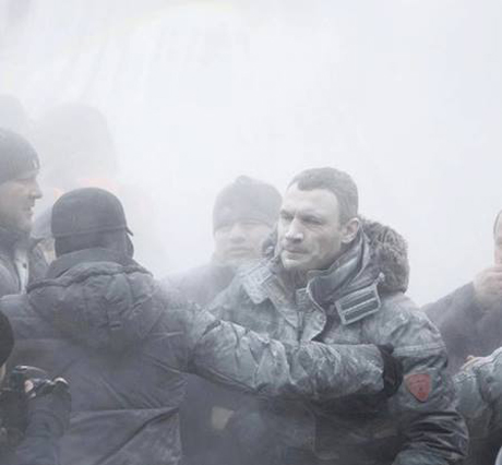 Побоїще в Києві триває: б’ють дзвони, лунають вибухи та горить міліцейський автобус Побоїще в Києві триває: б’ють дзвони, лунають вибухи та горить міліцейський автобус