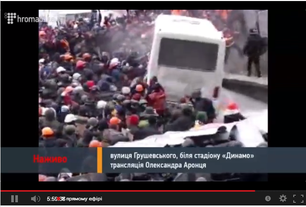 В центрі Києва бійка: мітингувальники палицями б’ють "беркутівців" і намагаються перекинути автобус В центрі Києва бійка: мітингувальники палицями б’ють "беркутівців" і намагаються перекинути автобус