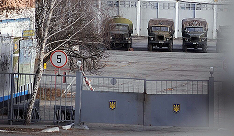 В Ужгороді в терміновому порядку люди йдуть блокувати відправку внутрішніх військ у Київ В Ужгороді в терміновому порядку люди йдуть блокувати відправку внутрішніх військ у Київ