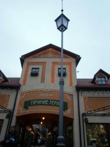 Перед фасадом провулку "Гірчичне зерно" встановили ліхтар-вказівник Перед фасадом провулку "Гірчичне зерно" встановили ліхтар-вказівник