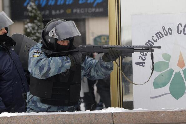 У протистоянні на Грушевського влада використовує переодягнутих у форму "Беркуту" "тітушок" У протистоянні на Грушевського влада використовує переодягнутих у форму "Беркуту" "тітушок"
