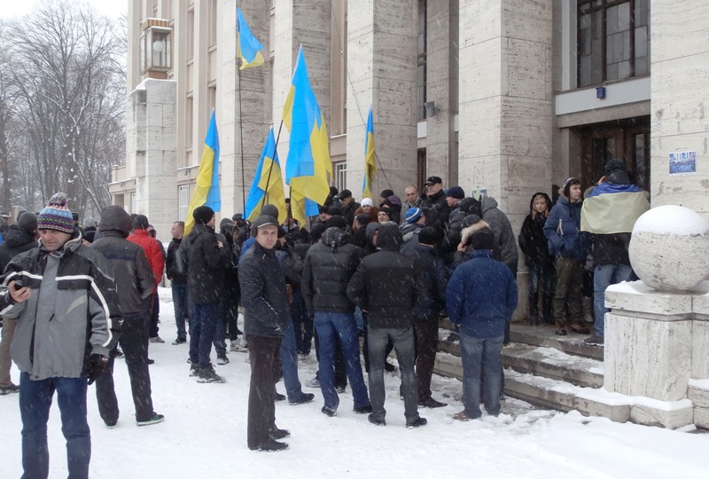 Мітингувальники в Ужгороді поставили намети та будують барикади Мітингувальники в Ужгороді поставили намети та будують барикади