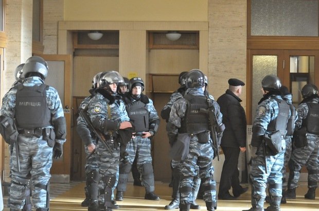 Народна рада Закарпаття складатиметься із 30 осіб, а міліцію із будівлі ОДА виведуть – так вирішила облрада Народна рада Закарпаття складатиметься із 30 осіб, а міліцію із будівлі ОДА виведуть – так вирішила облрада