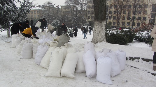В Ужгороді активісти заблокували мішками зі снігом входи до Закарпатської ОДА (ФОТО) В Ужгороді активісти заблокували мішками зі снігом входи до Закарпатської ОДА (ФОТО)
