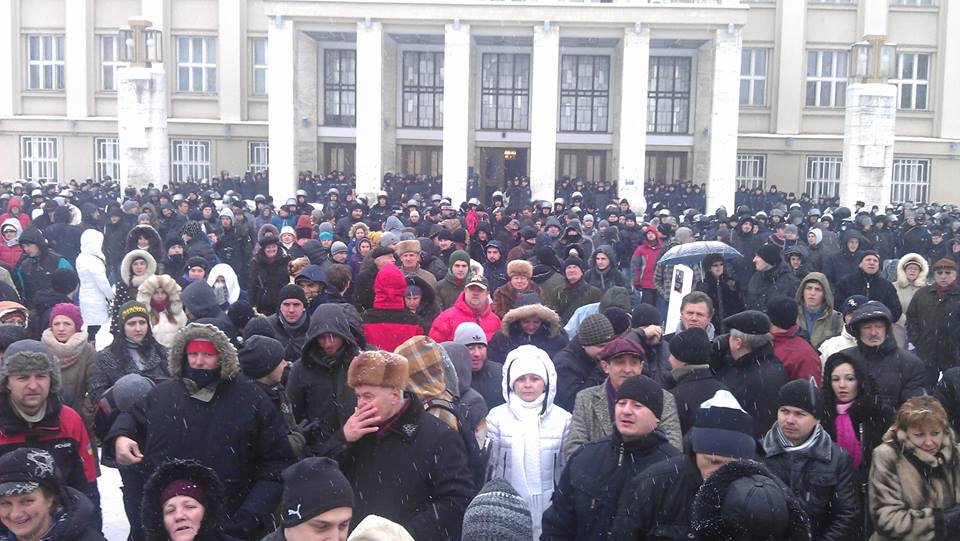 Ужгородські барикади у цифрах: 940 мішків зі снігом, 26 прапорів та від 200 до 1000 мітингувальників (ІНФОГРАФІКА) Ужгородські барикади у цифрах: 940 мішків зі снігом, 26 прапорів та від 200 до 1000 мітингувальників (ІНФОГРАФІКА)