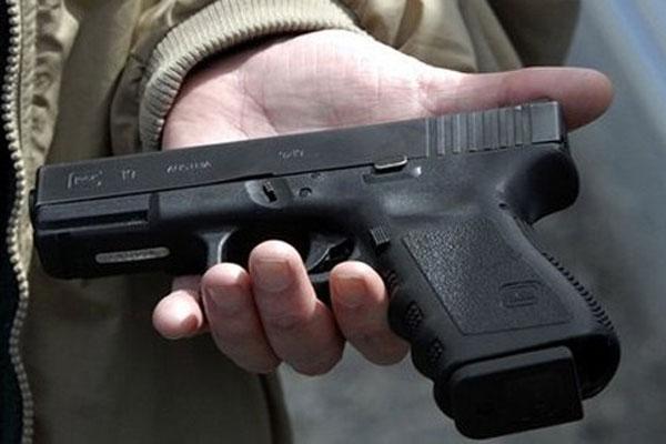 У Сваляві в одному із магазинів-кафе чоловік погрожував відвідувачам ножем та пістолетом У Сваляві в одному із магазинів-кафе чоловік погрожував відвідувачам ножем та пістолетом
