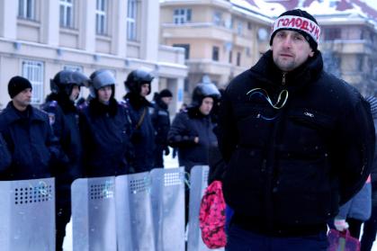 У чоловіка, який оголосив в Ужгороді голодування, відмовили ноги і його забрала швидка У чоловіка, який оголосив в Ужгороді голодування, відмовили ноги і його забрала швидка