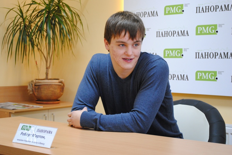 Чотириразовий чемпіон України з боксу зізнався, що дуже рідко виходить приїжджати додому у Мукачево Чотириразовий чемпіон України з боксу зізнався, що дуже рідко виходить приїжджати додому у Мукачево