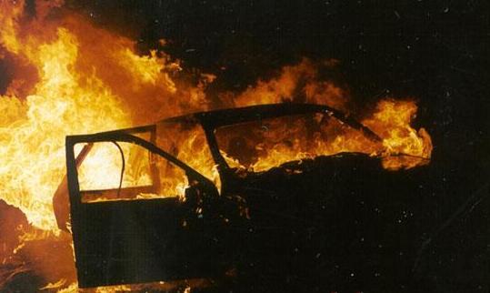 У Мукачеві на одній зі стоянок згорів автомобіль (ФОТО) У Мукачеві на одній зі стоянок згорів автомобіль (ФОТО)