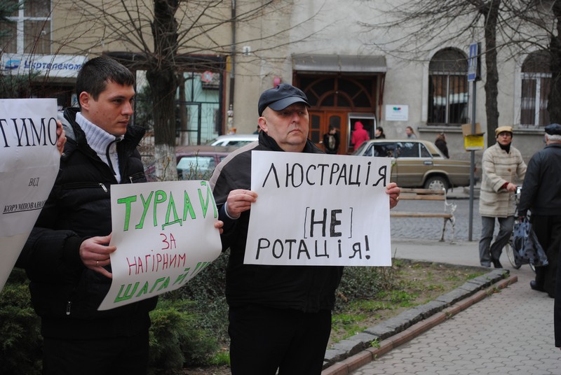 На мітинг під Мукачівським МВ УМВС вийшло 8 людей: активісти вимагають звільнення Турдая (ФОТОФАКТ)
