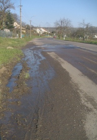 У Перечині стічні води протікають проїжджою частиною вулиці У Перечині стічні води протікають проїжджою частиною вулиці