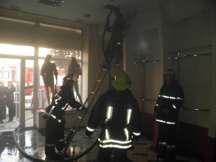 Рятувальники назвали причину сьогоднішньої пожежі в магазині у центрі Ужгорода Рятувальники назвали причину сьогоднішньої пожежі в магазині у центрі Ужгорода