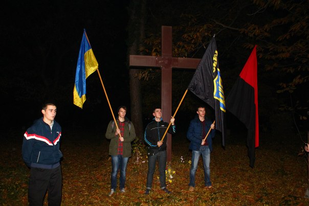 Націоналісти "Карпатської Січі" вшанували пам’ять загиблих закарпатських добровольців (ФОТО) Націоналісти "Карпатської Січі" вшанували пам’ять загиблих закарпатських добровольців (ФОТО)