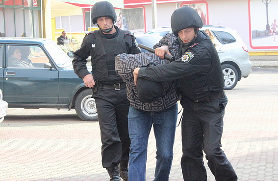 Працівники ДСО ловили підставного грабіжника Працівники ДСО ловили підставного грабіжника
