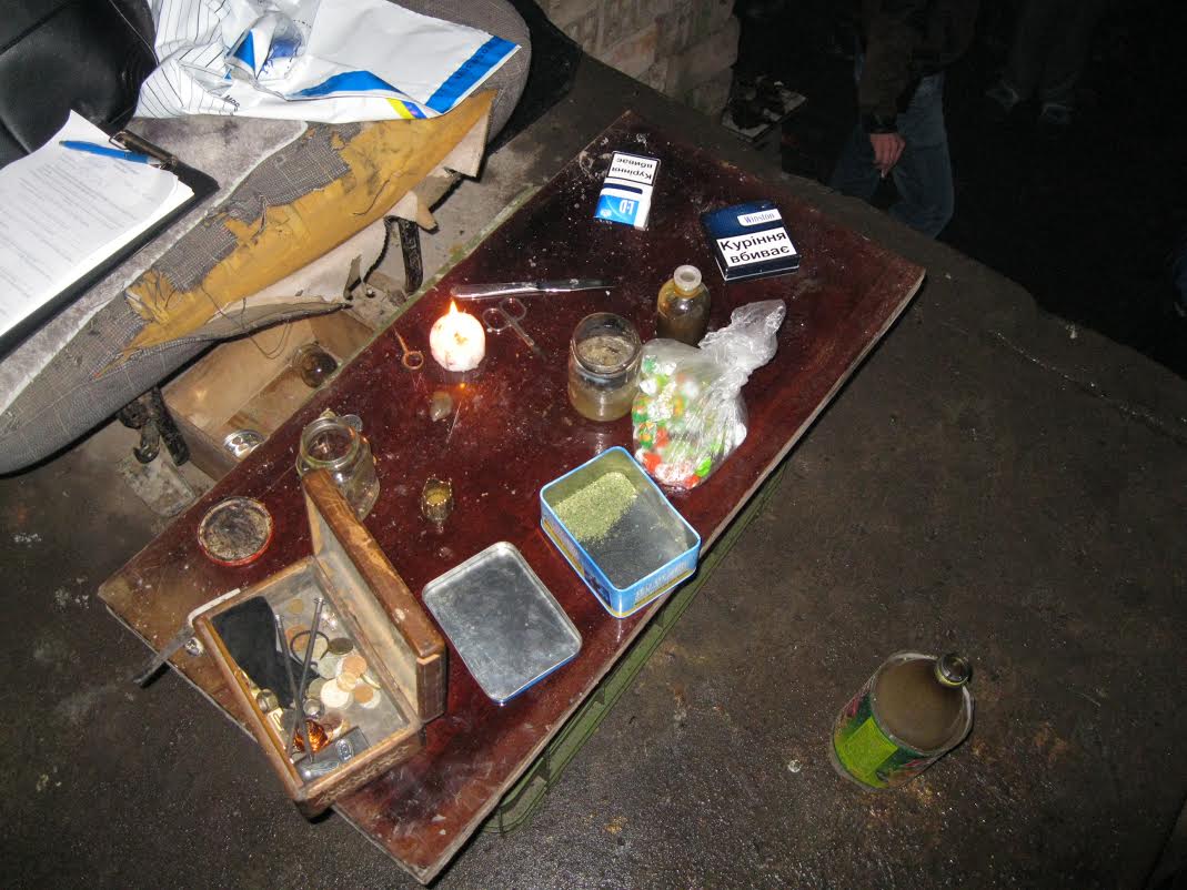 Міліція зловила двох мукачівських школярів прямо під час вживання наркотиків Міліція зловила двох мукачівських школярів прямо під час вживання наркотиків