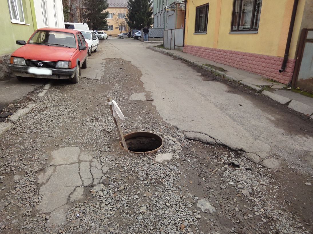 Жителі Хуста погрожують перекрити рух транспорту через катастрофічний стан дороги Жителі Хуста погрожують перекрити рух транспорту через катастрофічний стан дороги