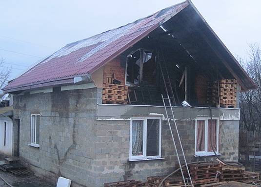 Мукачівець підпалив будинок, у якому жили співмешканка та троє дітей Мукачівець підпалив будинок, у якому жили співмешканка та троє дітей