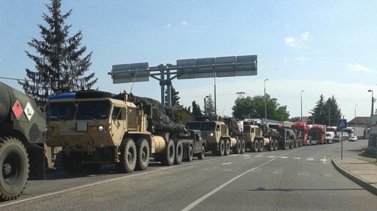 Російські ЗМІ вже по-своєму подають новину про колону військової техніки на угорсько-українському кордоні Російські ЗМІ вже по-своєму подають новину про колону військової техніки на угорсько-українському кордоні