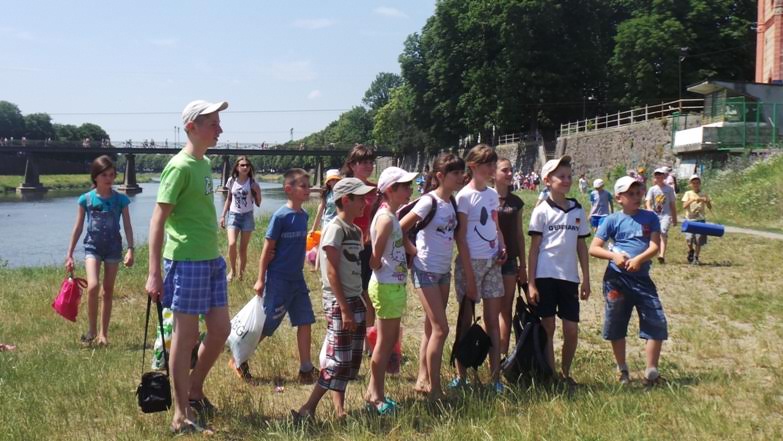 Траву покосили, світильники встановлюють, пісок завезуть: ужгородський пляж готують до купального сезону Траву покосили, світильники встановлюють, пісок завезуть: ужгородський пляж готують до купального сезону