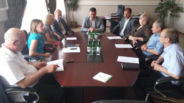 Керівники області, митники та дипломати обговорили гуманітарну співпрацю та оновлення пунктів пропуску Керівники області, митники та дипломати обговорили гуманітарну співпрацю та оновлення пунктів пропуску