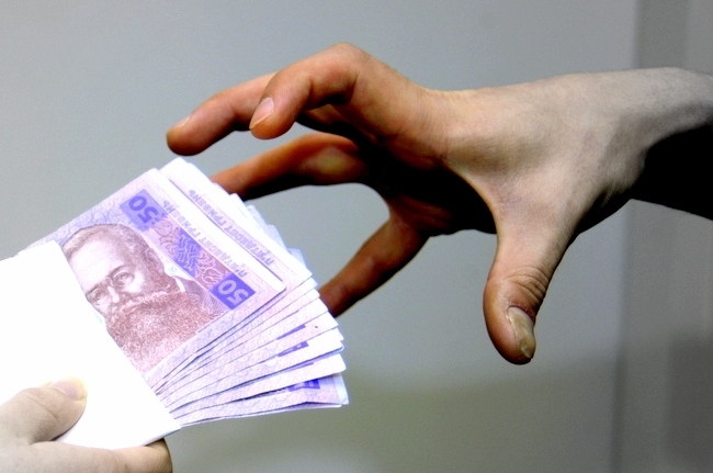 Викладача УжНУ піймали на хабарі Викладача УжНУ піймали на хабарі