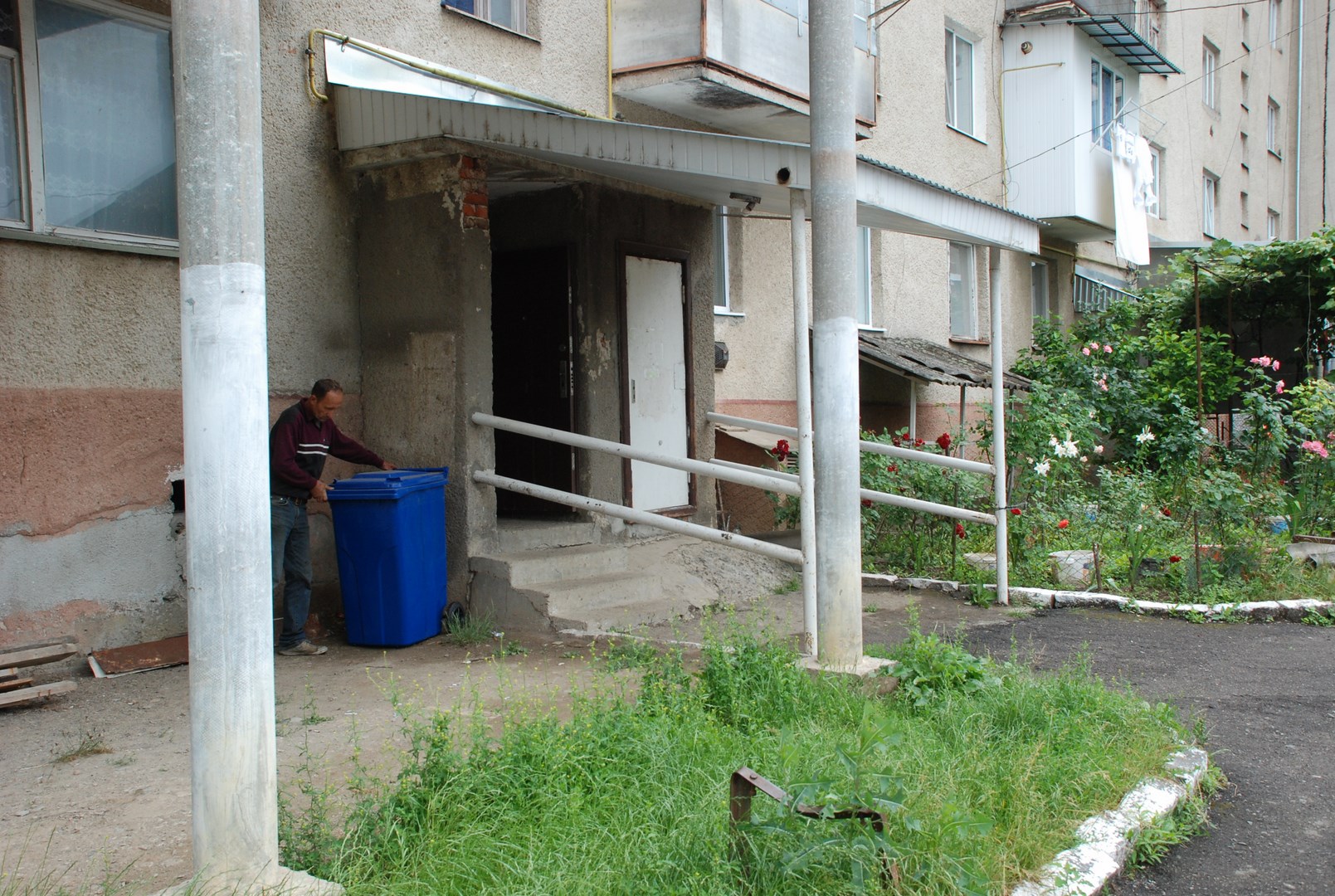 В Іршаві упорядковують місця збору твердих побутових відходів В Іршаві упорядковують місця збору твердих побутових відходів