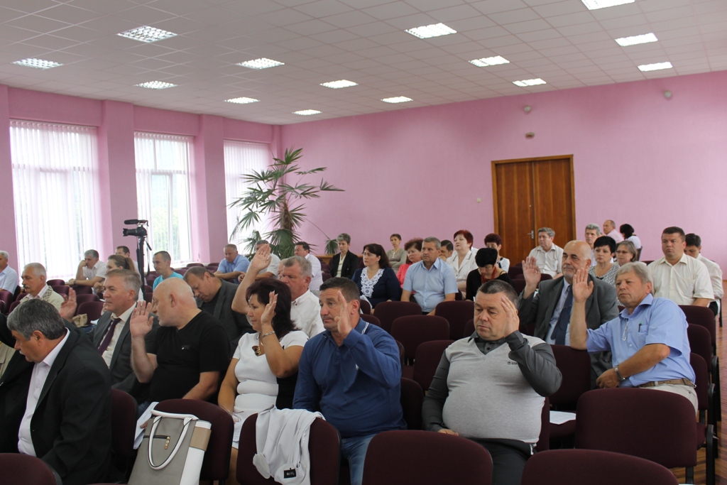 Під час сесії Виноградівської райради частина депутатів демонстративно покинула зал засідань Під час сесії Виноградівської райради частина депутатів демонстративно покинула зал засідань