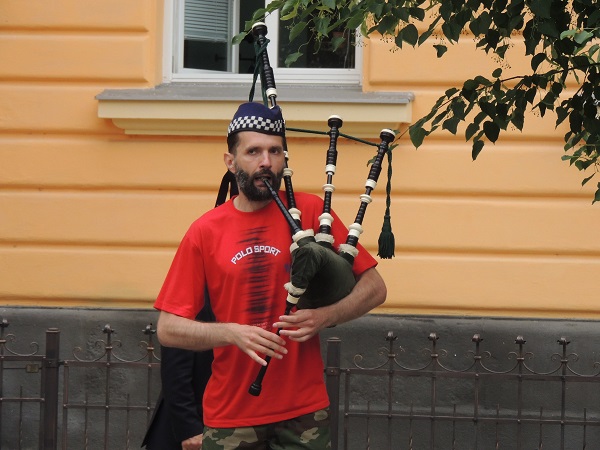 Таємничий музикант у Берегові розважав перехожих грою на волинці Таємничий музикант у Берегові розважав перехожих грою на волинці