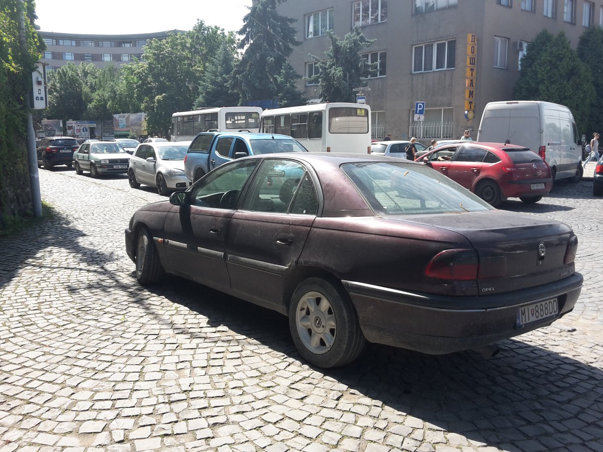 Водії перетворили тротуар на вулиці Ракоці в Ужгороді на стоянку Водії перетворили тротуар на вулиці Ракоці в Ужгороді на стоянку